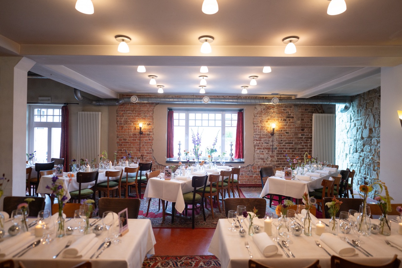 Festlich eingedeckte Hochzeitstische im Ricordo Lüdinghausen – elegante Location für unvergessliche Hochzeiten im Münsterland.